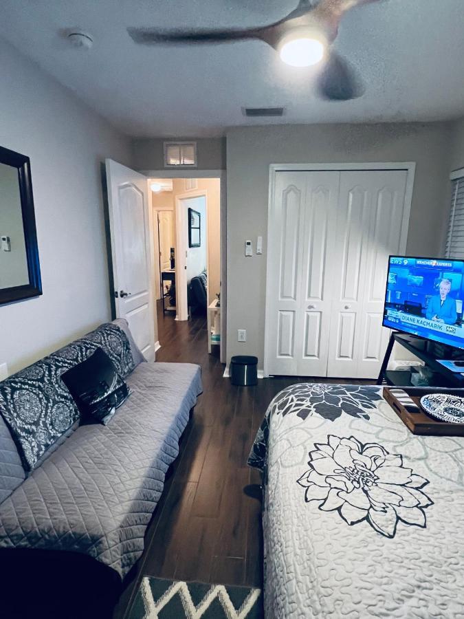 Ruskin Fl Private 2 Bdrm 1 Bath Suite Common Areas Shared With Host And Cat Extérieur photo